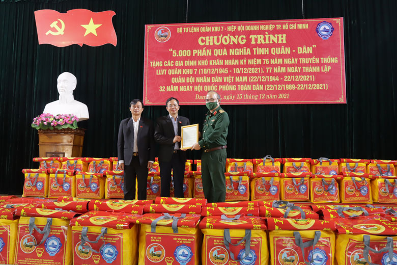Đại diện lãnh đạo huyện Đam Rông gửi thư cảm ơn tới lãnh đạo Bộ tư lệnh Quân khu 7