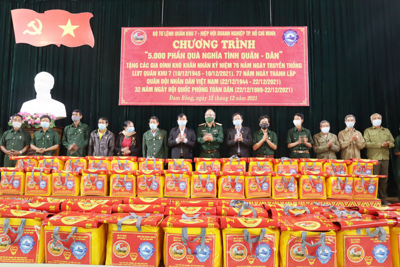 Thiếu tướng Du Trường Giang - Phó Tư lệnh Quân khu 7 và đại diện lãnh đạo huyện Đam Rông trao quà cho các hộ dân khó khăn