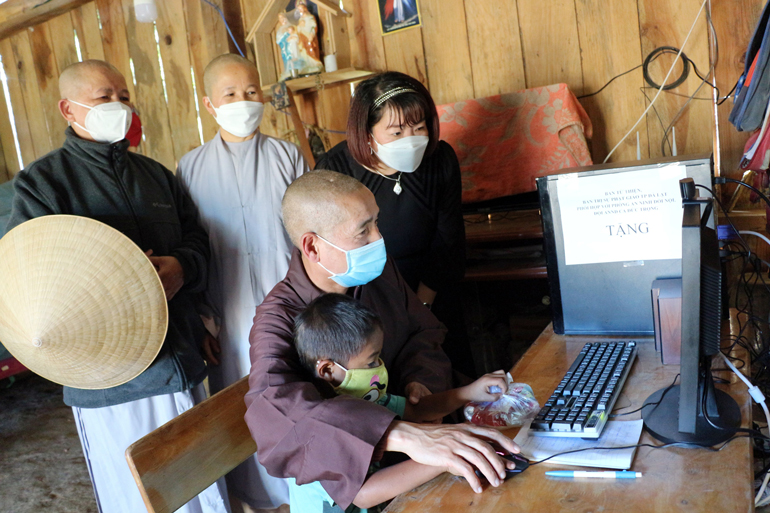 Thầy Bổn Thắng hướng dẫn học sinh xã Tà Năng học trực tuyến qua máy tính bàn do Giáo hội Phật giáo Đà Lạt trao tặng 