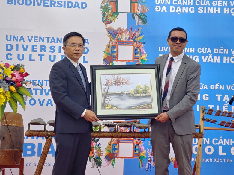 Lãnh đạo UBND tỉnh Lâm Đồng tặng quà cho Đại sứ Colombia