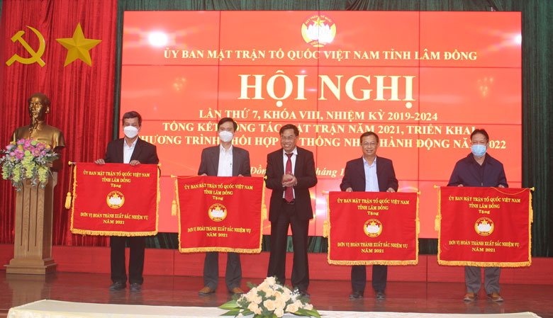 Trao Cờ thi đua xuất sắc năm 2021 cho các huyện Đức Trọng, Đam Rông, Di Linh và Đạ Huoai