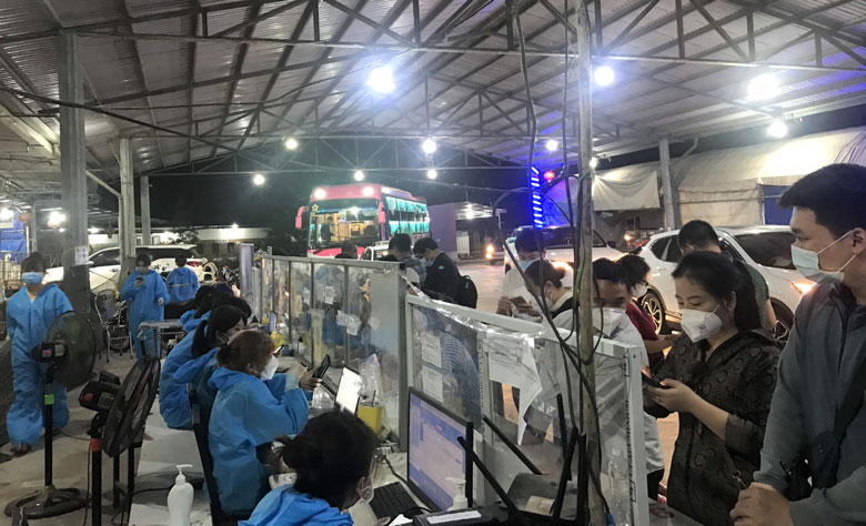 Vào chiều tối 17/12, rất đông người dân, du khách khai báo y tế tại chốt số 1 đèo Chuối để vào Lâm Đồng