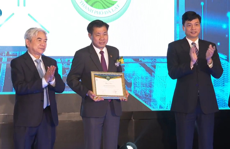 Trao giải thưởng cho UBND TP Đà Lạt với Ứng dụng công nghệ thông minh vào điều hành và quản lý thành phố