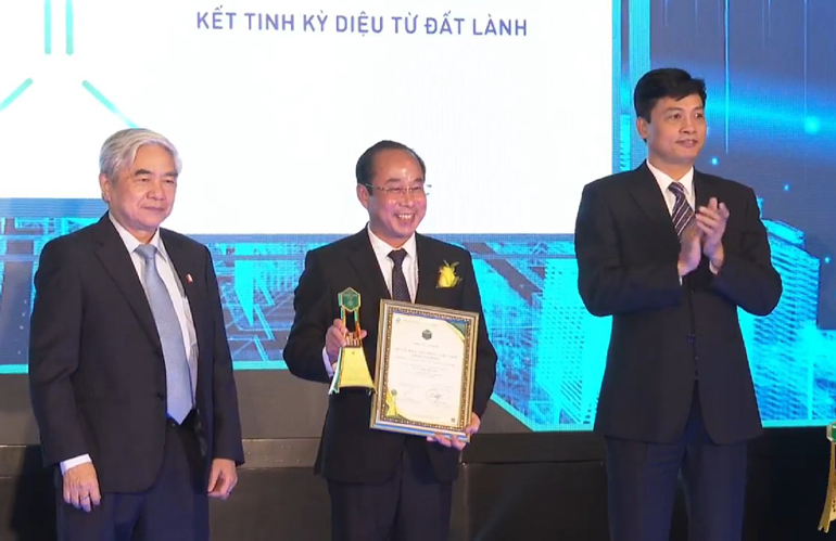 Trao giải thưởng cho Sở Văn hóa Thể thao và Du lịch Lâm Đồng với giải pháp ứng dụng DalatFlowerCity Thành phố Du lịch thông minh