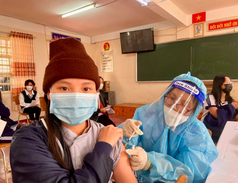Tiêm vắc xin đợt 28 cho trẻ em từ 12 tuổi đến 16 tuổi tại các trường THCS ở TP Đà Lạt