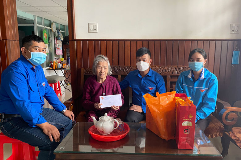 Thành Đoàn Bảo Lộc thăm, tặng quà Mẹ Việt Nam Anh hùng Nguyễn Thị Lũy (ngụ tại phường Lộc Phát)