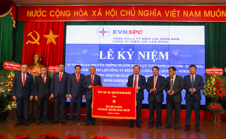 Lãnh đạo tỉnh Lâm Đồng trao tặng bức trướng cho Công ty Điện lực Lâm Đồng