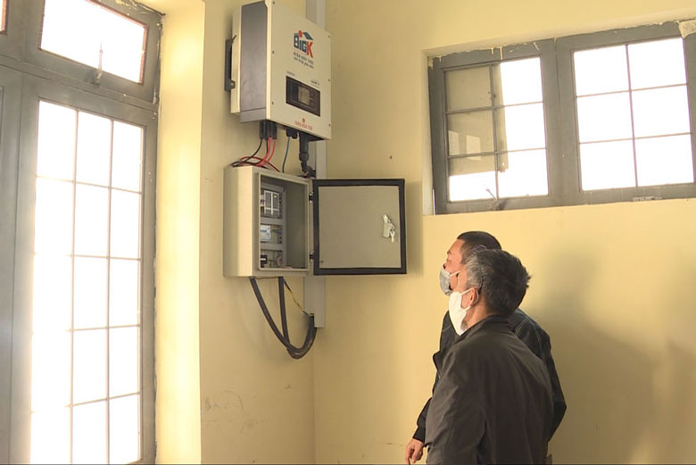 Bộ điều khiển hệ thống điện mặt trời áp mái tại Trường Phổ thông Dân tộc nội trú THCS huyện Đam Rông