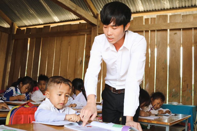 Học sinh đồng bào dân tộc Mông trong một buổi học bộ môn Tiếng Việt tại điểm trường Tiểu khu 179, xã Liêng Srônh