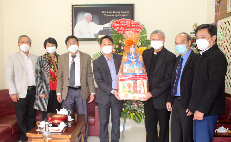 Đoàn lãnh đạo Ủy ban MTTQ Việt Nam tỉnh, Ban Dân vận Tỉnh ủy, Sở Nội vụ thăm, tặng hoa chúc mừng Giáng sinh 2021 tới Ủy ban Đoàn kết Công giáo tỉnh