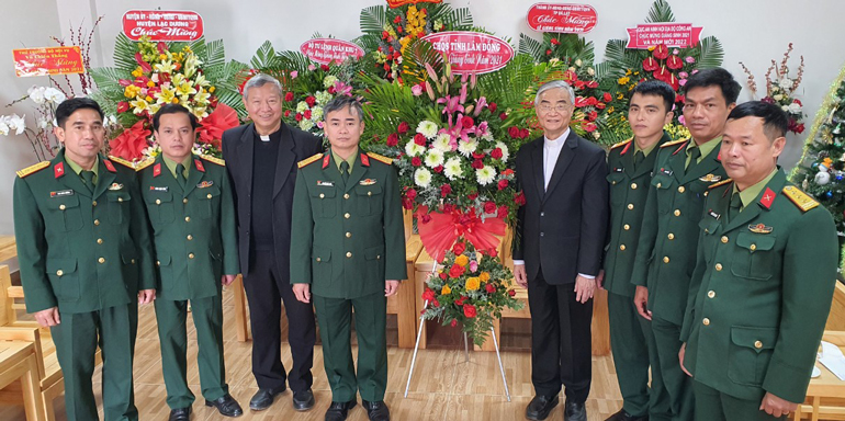 Đại tá Nguyễn Văn Sơn – Phó Chính uỷ Bộ CHQS tỉnh thăm và chúc mừng Toà Giám mục giáo phận Đà Lạt nhân Lễ Giáng sinh