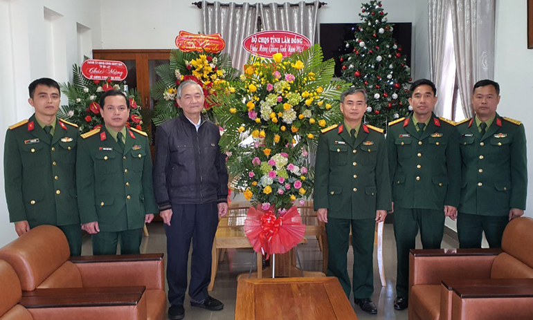 Đại tá Nguyễn Văn Sơn – Phó Chính uỷ Bộ CHQS tỉnh thăm và chúc mừng Hội thánh Tin lành Việt Nam (miền Nam) tỉnh Lâm Đồng