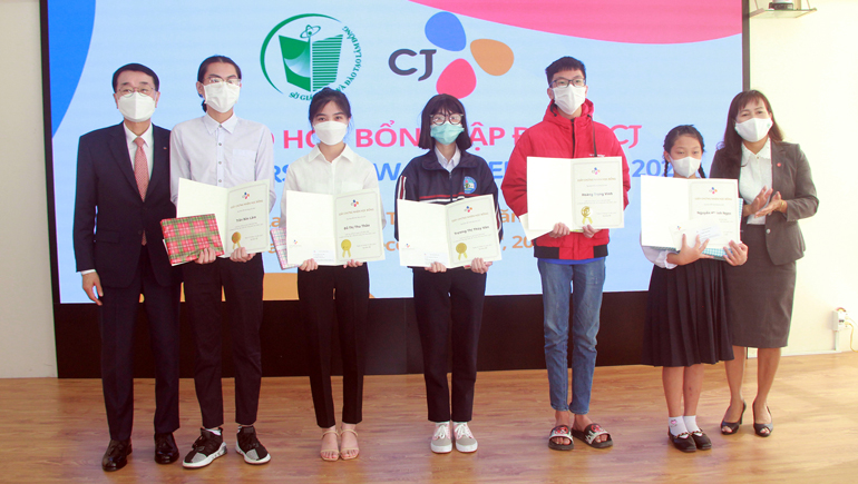 Ông Chang Bok Sang và bà Phạm Thị Hồng Hải trao học bổng cho 5 học sinh, sinh viên đại diện 