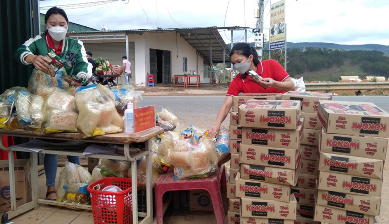 Hội Chữ thập đỏ huyện Lạc Dương trao quà cho các hộ gia đình khó khăn trong khu phong tỏa thôn Đabla, xã Đạ Nhim
