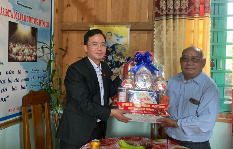 Lãnh đạo huyện Đam Rông chúc mừng nhân Lễ Giáng sinh
