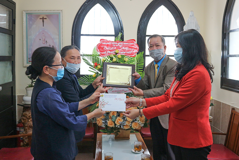 Liên đoàn Lao động tỉnh thăm, tặng quà các công đoàn cơ sở trường học thuộc cơ sở tôn giáo