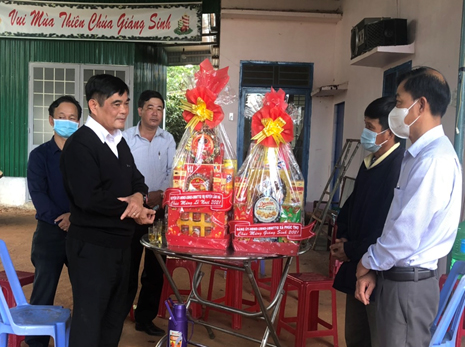 Đồng chí Hà Văn Thuận – Phó Bí thư Thường trực Huyện ủy Lâm Hà thăm, tặng quà các cơ sở tôn giáo nhân dịp Lễ giáng sinh tại cụm Tân Hà