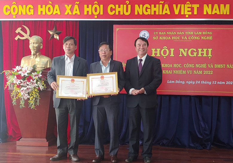 TS.Phạm S - Phó Chủ tịch UBND tỉnh Lâm Đồng trao chứng nhận danh hiệu “Tập thể lao động xuất sắc” năm 2021