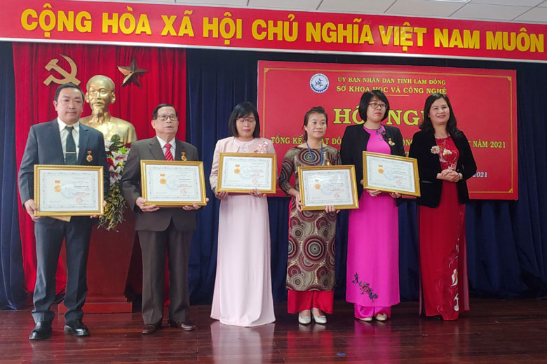 Giám đốc Sở Khoa học và Công nghệ Lâm Đồng Võ Thị Hảo trao Kỷ niệm chương vì sự phát triển khoa học công nghệ Việt Nam