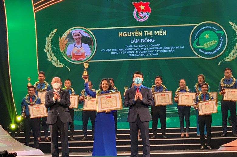 Chị Nguyễn Thị Mến nhận Giải thưởng Lương Định Của từ Trung ương Đoàn