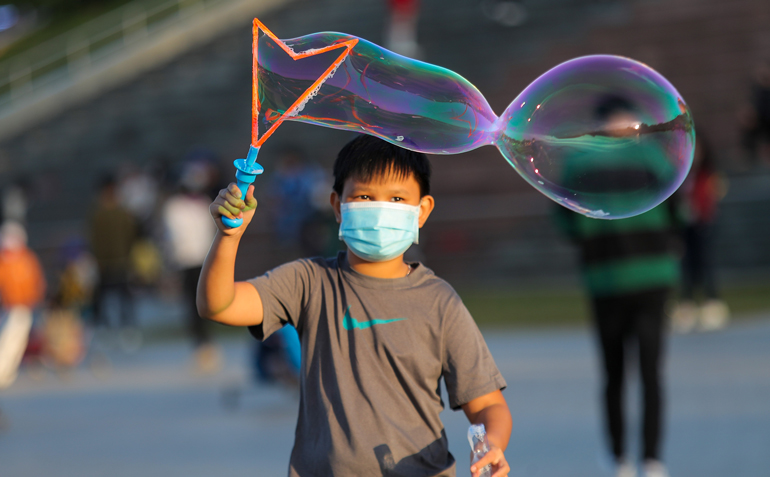 Trẻ em cùng ba mẹ vui chơi tại Quảng trường Lâm Viên