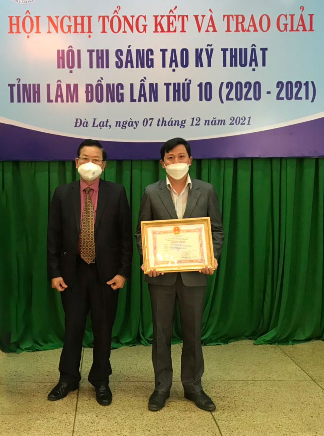 Thầy Trần Quang Vĩnh Chánh (bìa phải) vinh dự nhận 2 giải thưởng trong Hội thi Sáng tạo Khoa học kỹ thuật tỉnh Lâm Đồng 2021.