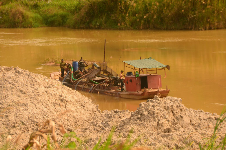 Nhiều vị trí sông Đạ Dâng tại xã Phi Tô, huyện Lâm Hà bị khai thác cát trái phép