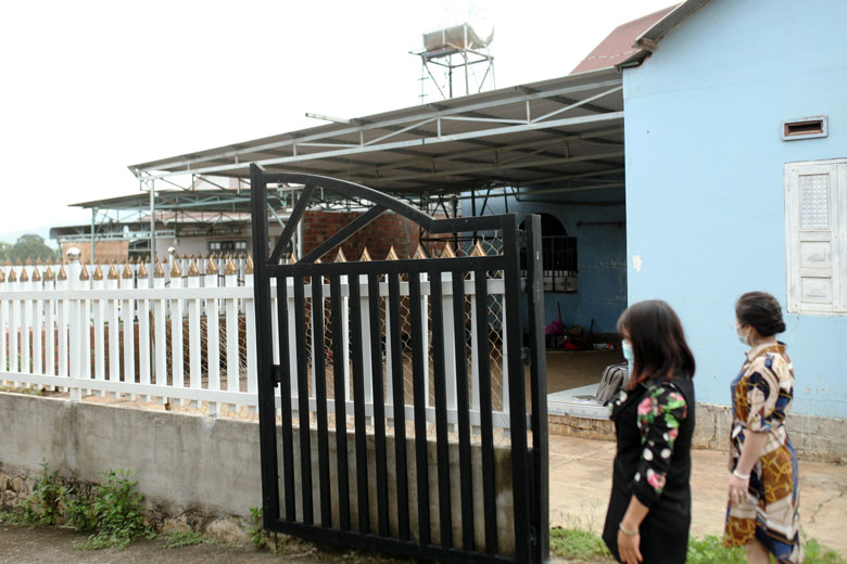  Cho rằng con đường phía trước nhà là phần đất của gia đình, ông Trần Đình Hòa đã tự ý xây hàng rào kiên cố dài 16 m, bao kín lối đi vào phần đất của bà Võ Thị Minh Trí. 
