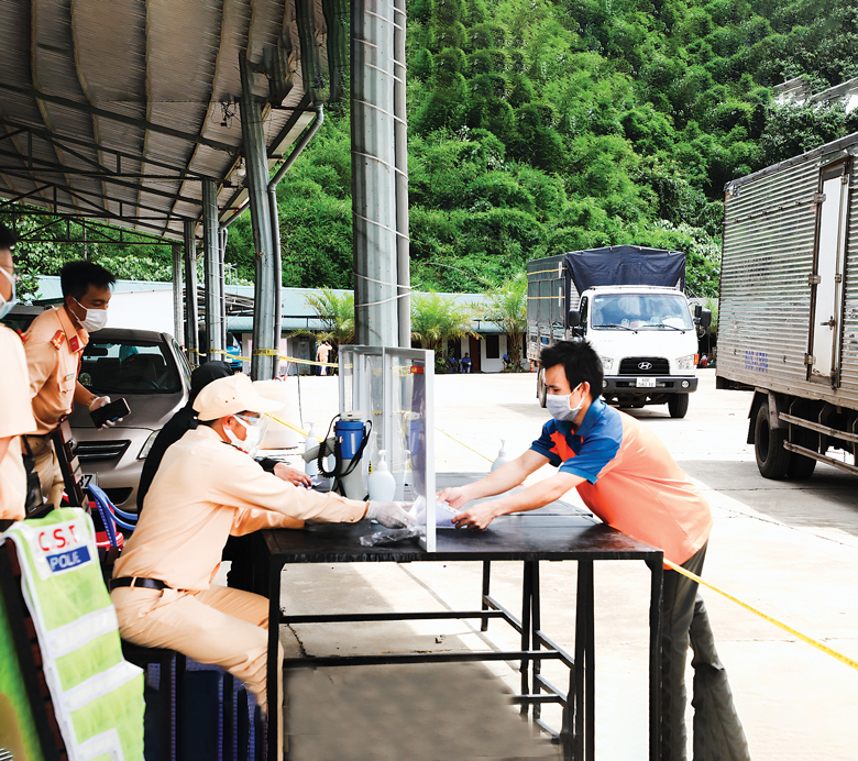 Những chuyến xe vận chuyển nông sản hỗ trợ người dân vùng giãn cách xã hội.   