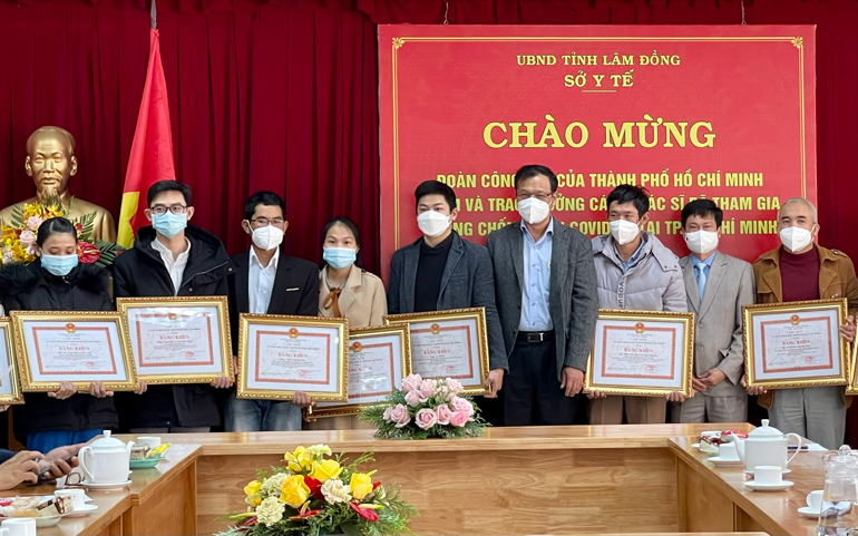 Khen thưởng cho các y bác sĩ tham gia chống dịch Covid-19 tại TP Hồ Chí Minh