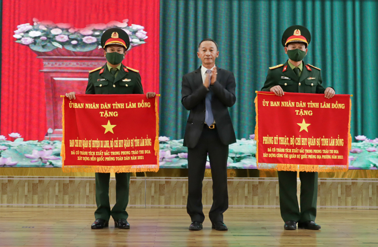 Ban CHQS huyện Di Linh là một trong 2 đơn vị thuộc Bộ CHQS tỉnh Lâm Đồng nhận được cờ thi đua năm 2021 của UBND tỉnh.