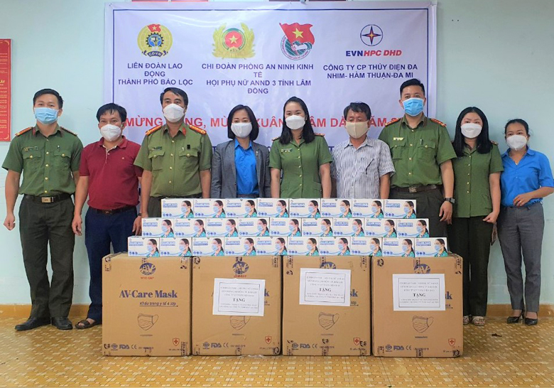 Trao tặng 10.000 khẩu trang y tế cho người lao động tại Công ty May An Thái