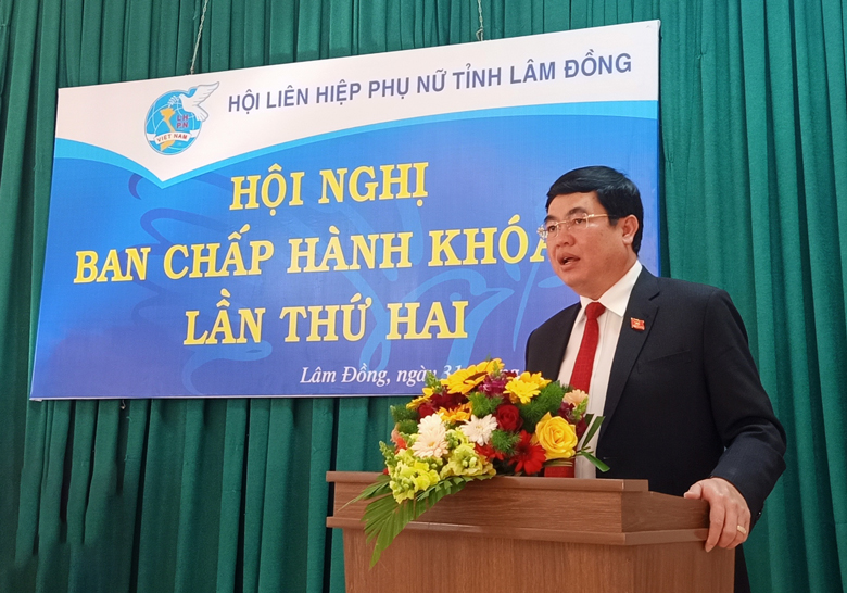 Đồng chí Trần Đình Văn - Phó Bí thư Thường trực Tỉnh ủy, Trưởng đoàn ĐBQH khóa XV đơn vị tỉnh Lâm Đồng phát biểu tại hội nghị