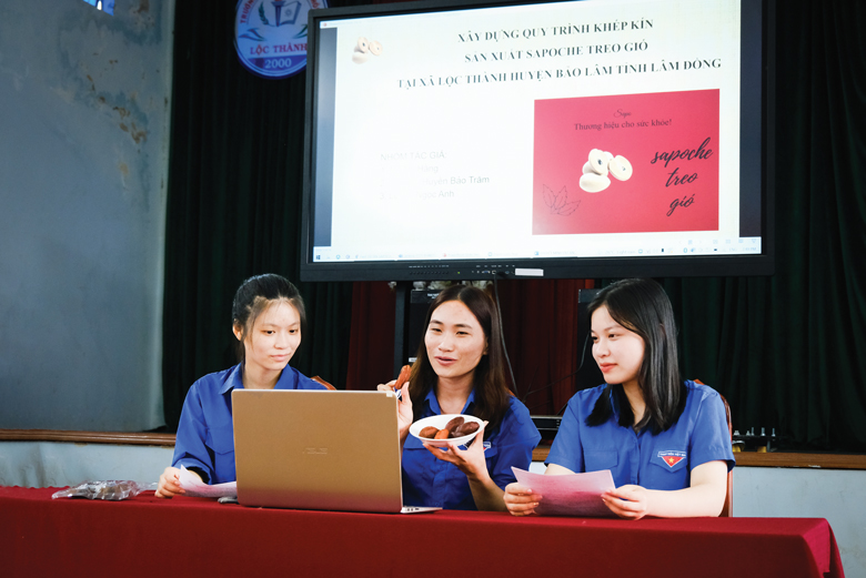 Nhóm tác giả tham gia thi trực tuyến tại Cuộc thi Dự án khởi nghiệp thanh niên nông thôn năm 2021.