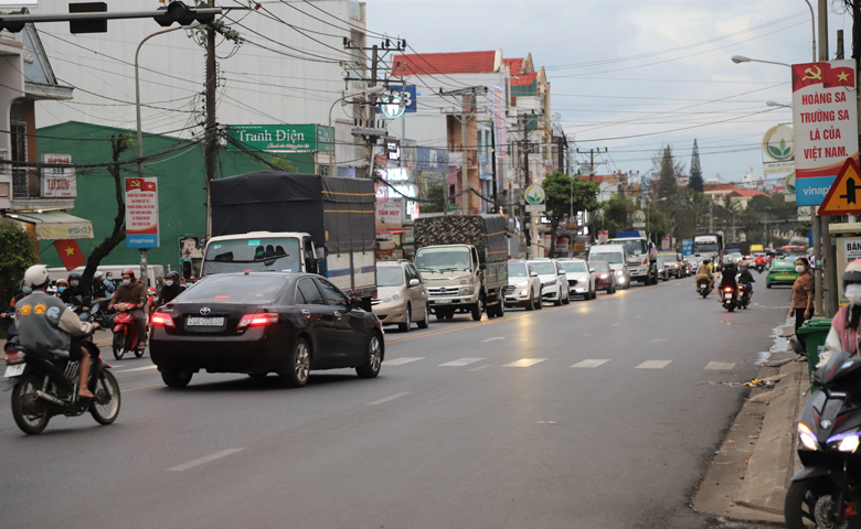 Đến 18 giờ ngày 3/1, lượng phương tiên trên Quốc lộ 20 từ Đà Lạt đang nối đuôi nhau qua địa phận TP Bảo Lộc