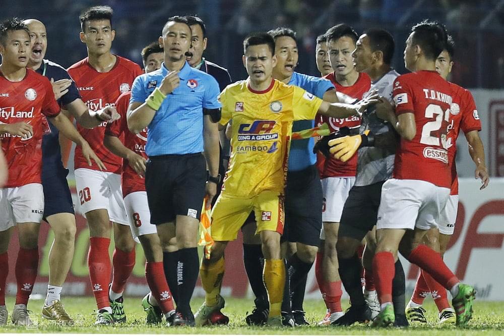 Cầu thủ Hoàng Đình Tùng của CLB Thanh Hoá ngăn cản các cầu thủ đội khách
