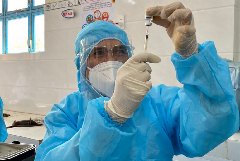 Lương y, Đại đức Thích Linh Toàn (Phòng khám Tuệ Tĩnh đường Linh Quang) tình nguyện tham gia nhiều đợt tiêm chủng vắc xin phòng Covid-19 tại TP Đà Lạt