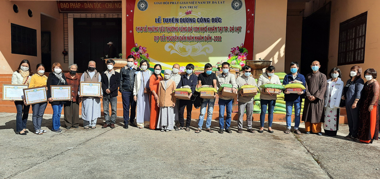 Trao quà cho Hội người mù tỉnh Lâm Đồng