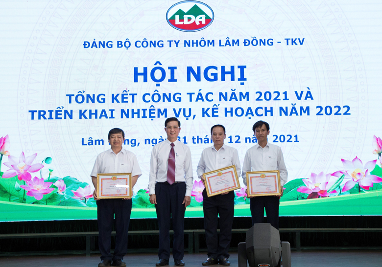 Đồng chí Vũ Minh Thành - Bí thư Đảng ủy, Giám đốc Công ty Nhôm Lâm Đồng trao giấy khen cho 3 chi bộ hoàn thành xuất sắc nhiệm vụ năm 2021