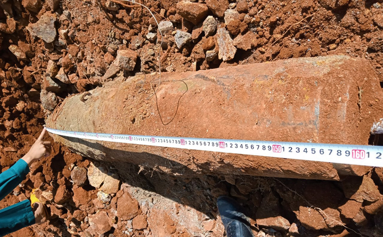 Đạ Huoai: Phát hiện quả bom dài hơn 1,6 m khi dùng máy múc đào đất
