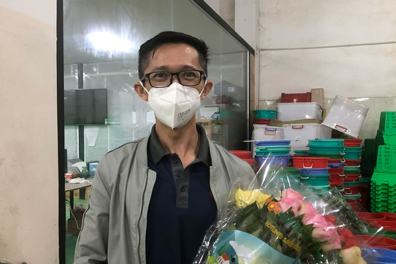 Bùi Anh Huỳnh Long tại xưởng sơ chế hoa tại Đà Lạt