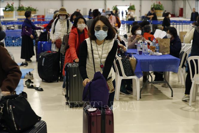 Hành khách đeo khẩu trang để phòng tránh lây nhiễm SARS-CoV-2 tại sân bay quốc tế Ben Gurion, gần Tel Aviv, Israel. Ảnh tư liệu