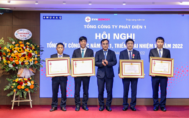Ông Ngô Văn Sỹ - Giám đốc Công ty Thủy điện Đồng Nai (đầu tiên từ trái sang) đón nhận Huân chương Lao động hạng Ba
