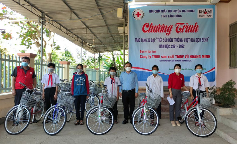 Trao tặng xe đạp cho các em học sinh nghèo huyện Đạ Huoai bị ảnh hưởng bởi dịch Covid - 19