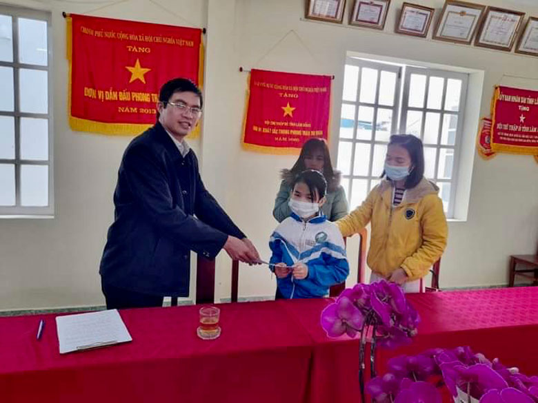 Đảng ủy Khối Doanh nghiệp tỉnh Lâm Đồng trao học bổng cho 1 địa chỉ nhân đạo tại TP Đà Lạt