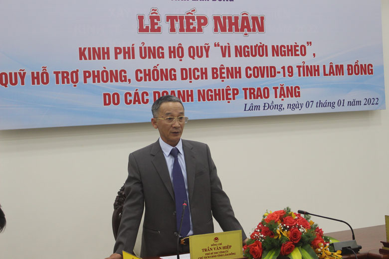 Phó Bí thư Tỉnh ủy, Chủ tịch UBND tỉnh Trần Văn Hiệp ghi nhận, cám ơn sự chung tay ủng hộ đóng góp Qũy “Vì người nghèo” tỉnh năm 2022