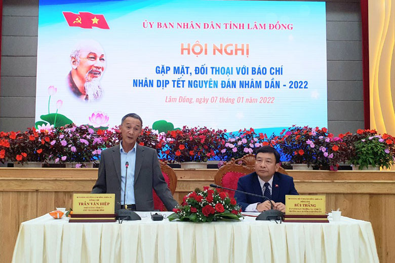 Chủ tịch UBND tỉnh Trần Văn Hiệp trao đổi với các nhà báo và cơ quan báo chí