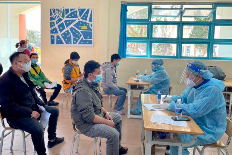 Bác sĩ khám sàng lọc cho người dân trước khi tiêm vắc xin phòng Covid-19 tại TP Đà Lạt