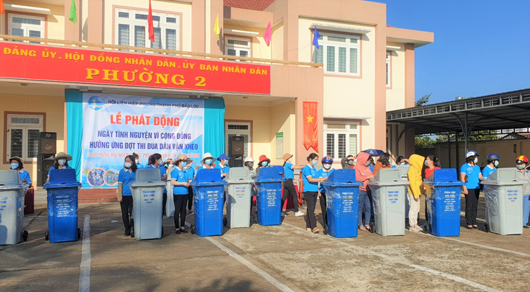 Hội viên phụ nữ Bảo Lộc tiếp nhận và đặt thùng phân loại rác tại Quảng trường 28/3 và Công viên thành phố