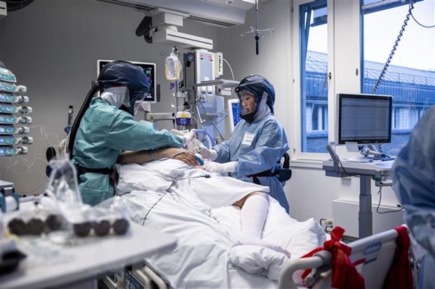Nhân viên y tế điều trị cho bệnh nhân COVID-19 tại bệnh viện ở Oslo, Na Uy